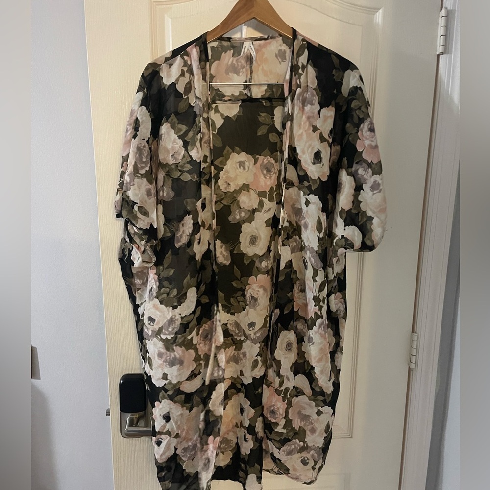 Live 4 Truth Floral Sheer Cape - Black and Cream‎